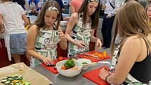Vzpomínky na závěr školního roku: Žákyně kolínské školy v Mnichovické ulici úspěšně reprezentovaly ve finále kuchařské soutěže Zdravá 5.