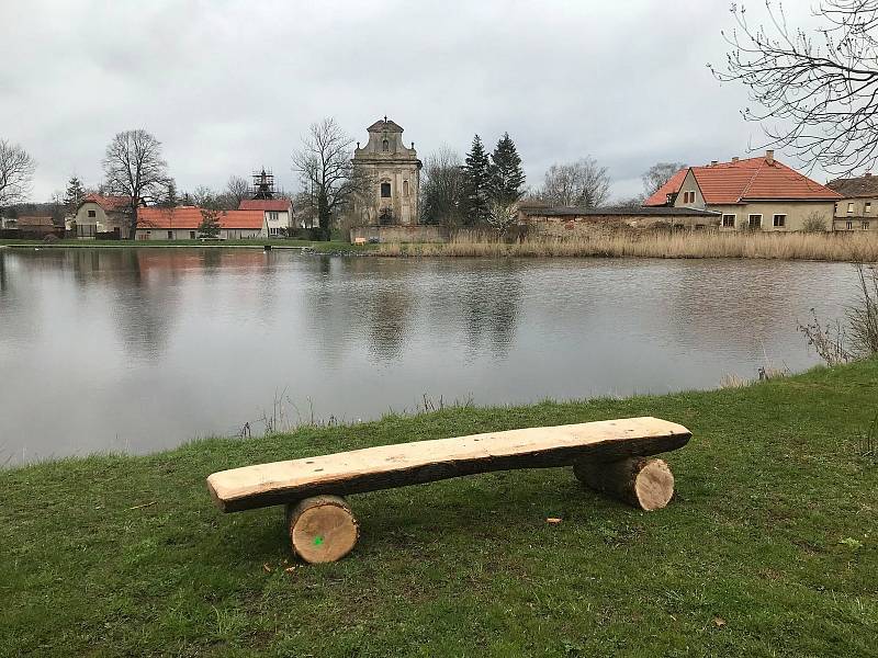 Pracovníci Městských lesů Český Brod vyrobili lavičky a umístili je do krajiny, odkud se naskýtá leckdy krásný výhled.