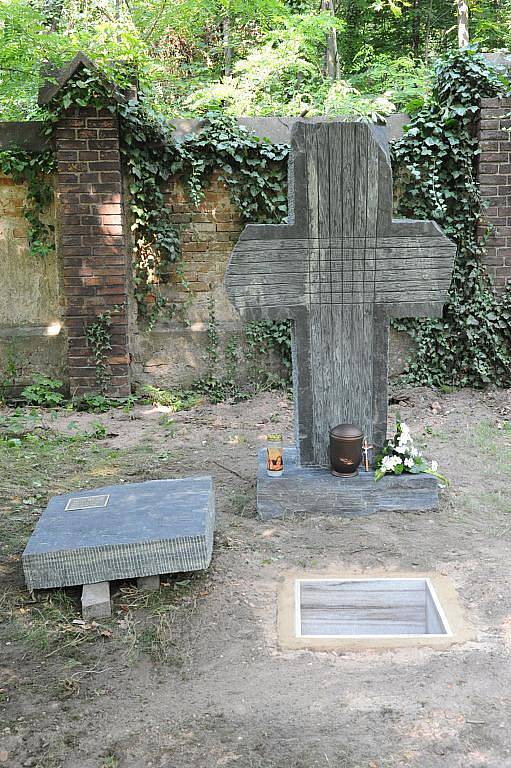 Na kolínském hřbitově přibyl další umělecký pomník