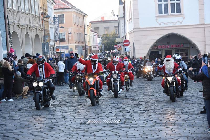 Již po osmnácté letos kolínští motorkáři říkající si Verbež kolínská uspořádali štědrovečerní vyjížďku s tradičním cílem u vánočního stromu na kolínském Karlově náměstí.