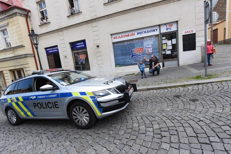 Tradiční Den záchranářů nahradila letos jízda automobilů městem.