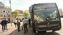 Černý elekrobus Mercedes Benz eCitaro na Karlově náměstí v Kolíně.