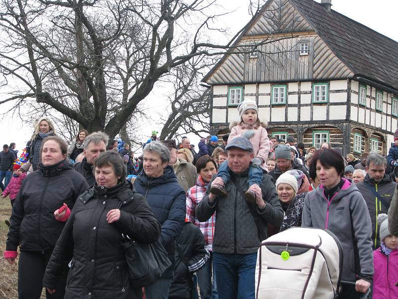 Národopisný pořad na téma lidového masopustu přilákal do skanzenu obrovské množství návštěvníků.