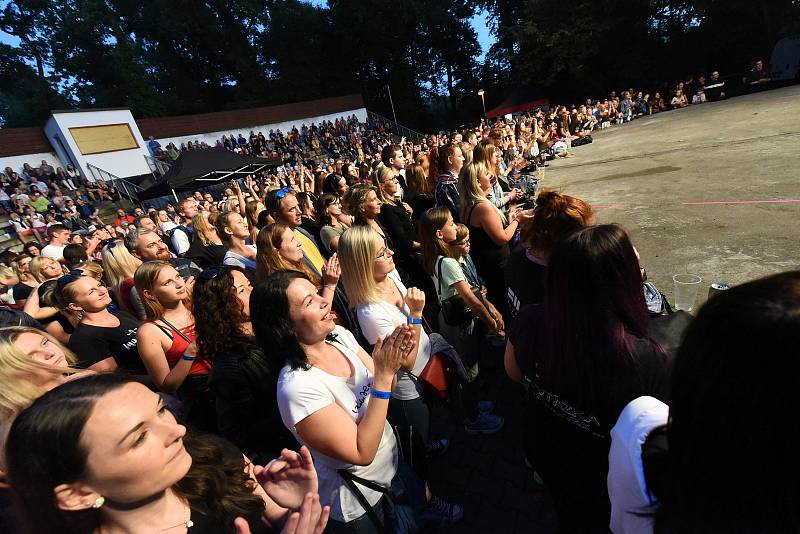 V Kolíně na sledování fotbalového utkání Česko - Dánsko navázal koncert kapely Chinaski.