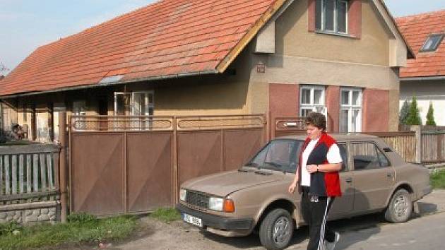 V domě na snímku věznila povedená dvojice mentálně postiženého muže, z kterého si na měsíc udělala otroka. Navíc jej nutila páchat úvěrové podvody.