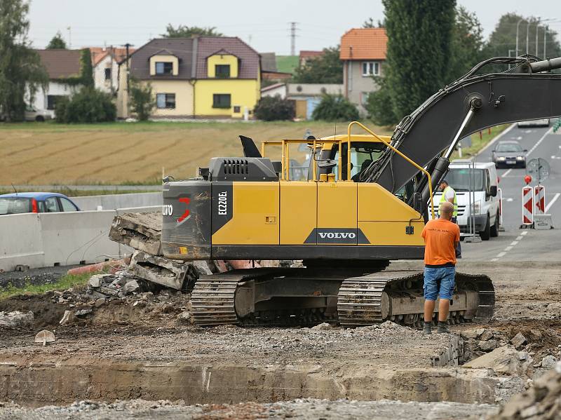 Přeložka na silnici I/12 kvůli rekonstrukci mostu u Přistoupimi a Českého Brodu.