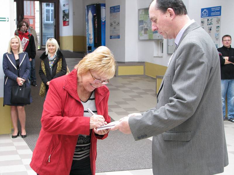 Ceremoniál podepisování certifikátů pro vítězná díla v šesti kategoriích Stavba roku