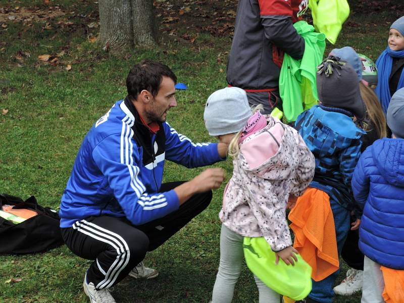 Fotbalisté přišli za dětmi do mateřinky ukázat trénink.