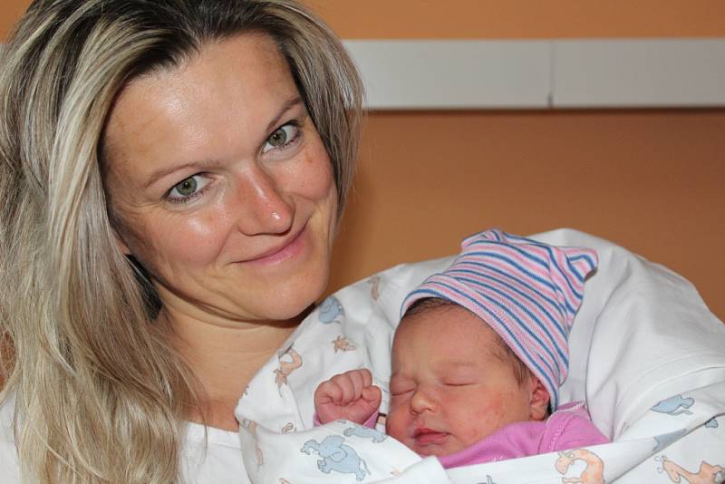 Simona Kolářová se narodila 13. září 2017. Po porodu vážila 3520 gramů a měřila 50 centimetrů. Doma v Nymburce se na ní těšila maminka Ivana, tatínek Daniel a sourozenci Ondra (15) a Veronika (3).