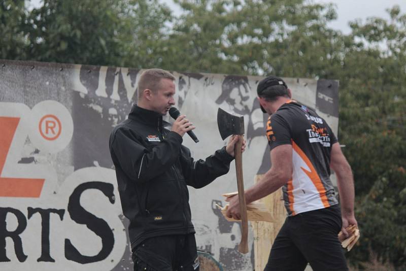 Nedělní odpoledne ve Viticích zpestřil Timbersports.