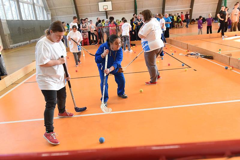 Z Her pro radost ve sportovní hale Střední odborné školy stavební v Kolíně.