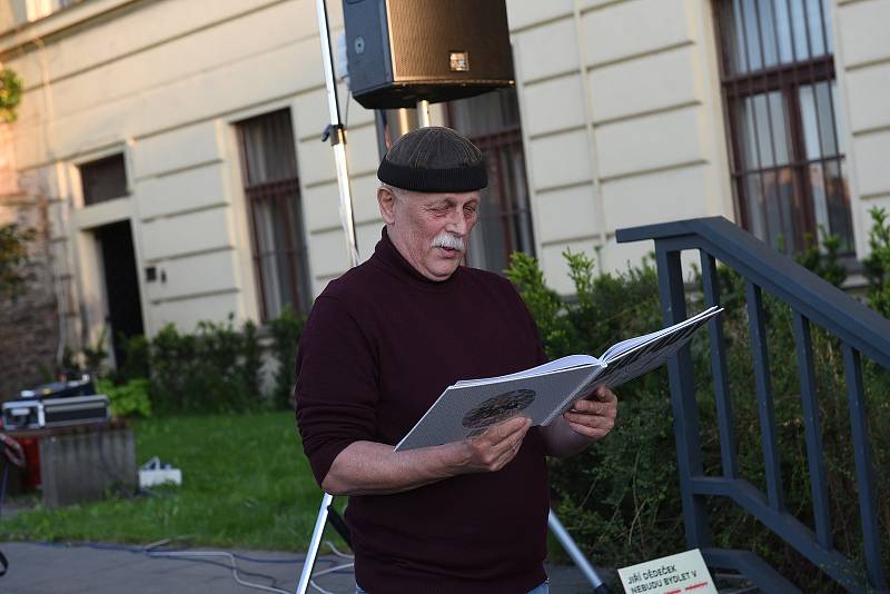 Z koncertu písničkáře Jiřího Dědečka na terasách Městského společenského domu v Kolíně.