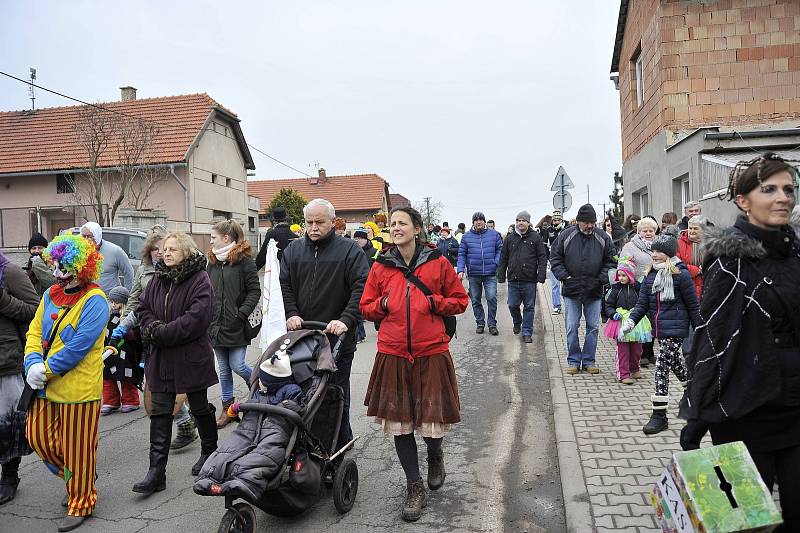 Tradiční průvod masek okořeněný zábavným programem prošel i touto obcí.