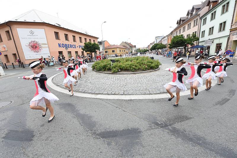 Průvod při tradičním festivalu Kmochův Kolín.