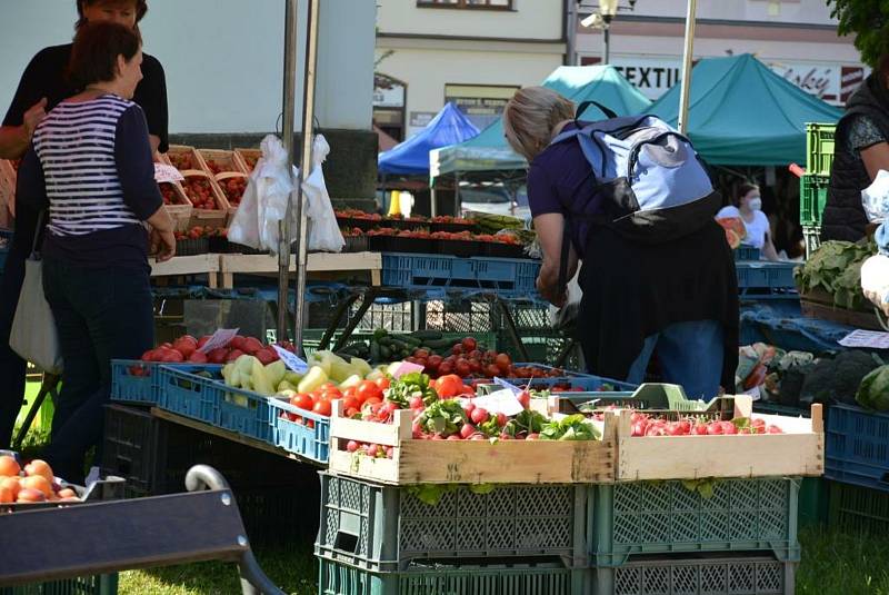 Farmářský trh na náměstí Arnošta z Pardubic v Českém Brodě.