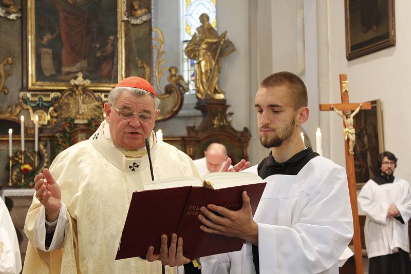 Kardinál posvětil novou vlajku města Český Brod.