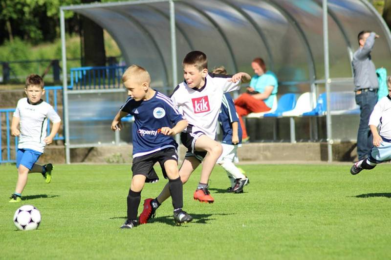 Přátelské utkání mladých fotbalistů a hokejistů Kolína.