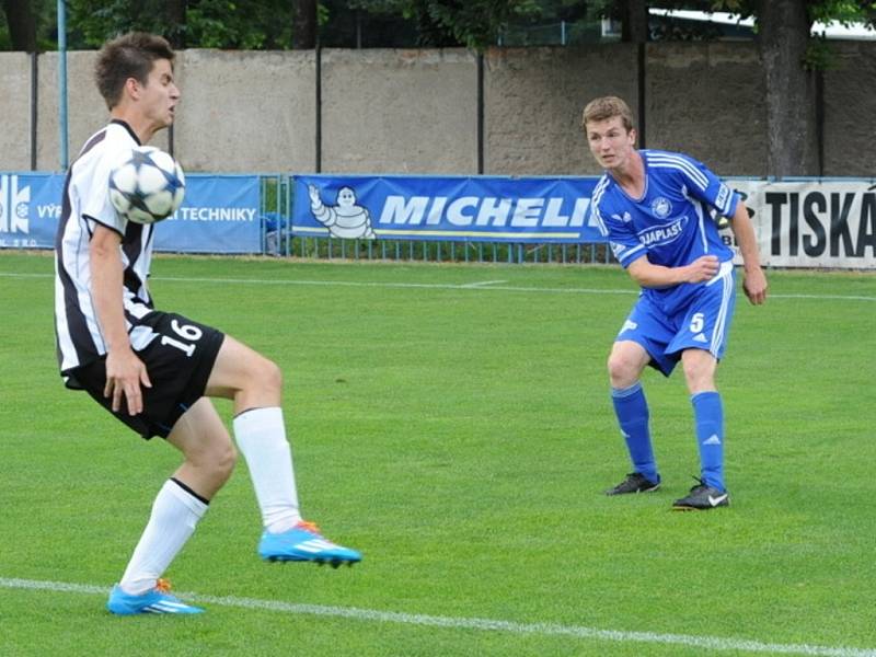 Z utkání FK Kolín - Horní Měcholupy (2:0).