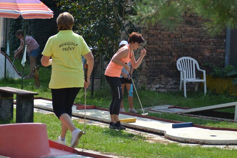 Minigolfového turnaje se mohli účastnit děti i dospělí.