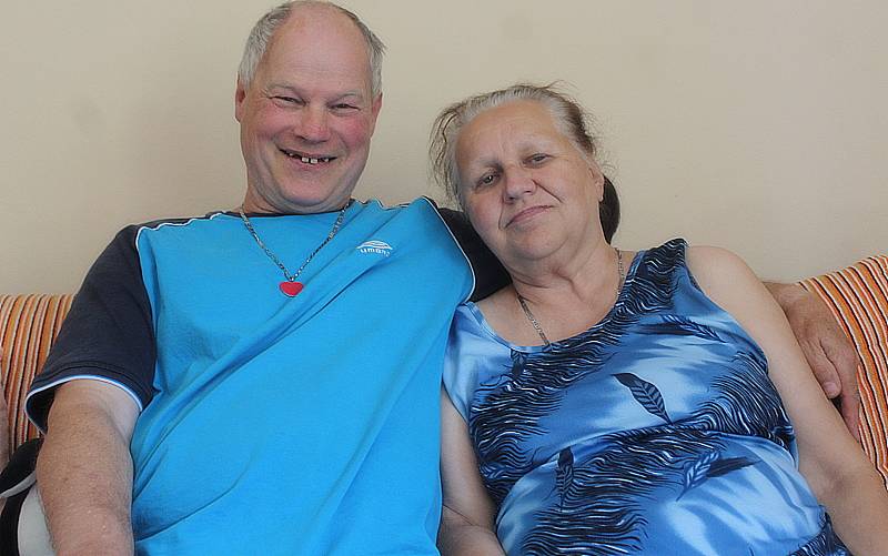Alena Ahnelová a Ladislav Petrželka spolu bydlí v chráněném bytě v Kolíně.