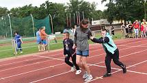 Z Her pro radost na atletickém stadionu v Kolíně.