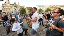 Kolínské kulturní léto: z koncertu Lazy Brass, Pokáče a Migu 21 na Karlově náměstí v Kolíně.