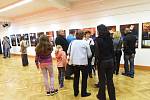 Jen několik lidí přišlo na v tištěném programu  avizovanou vernisáž výstavy obrazů Larisy Nobilisové do Komorního sálu Městského společenského domu v Kolíně.