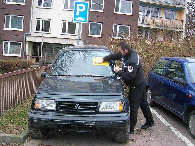 Autovrak bez registračních značek v ulici Za Baštou, který zde podle místních stojí už zhruba tři měsíce