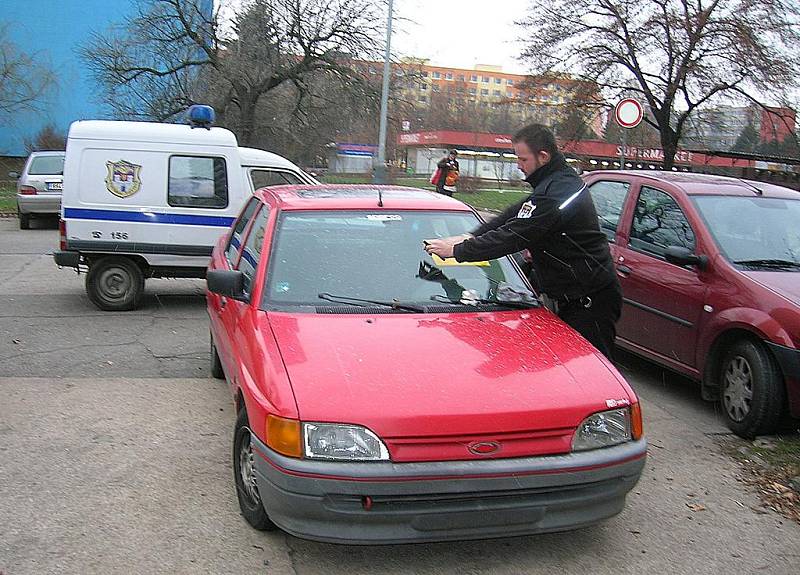 Autovrak na tzv. parkovišti U Kotvy v Dělnické ulici