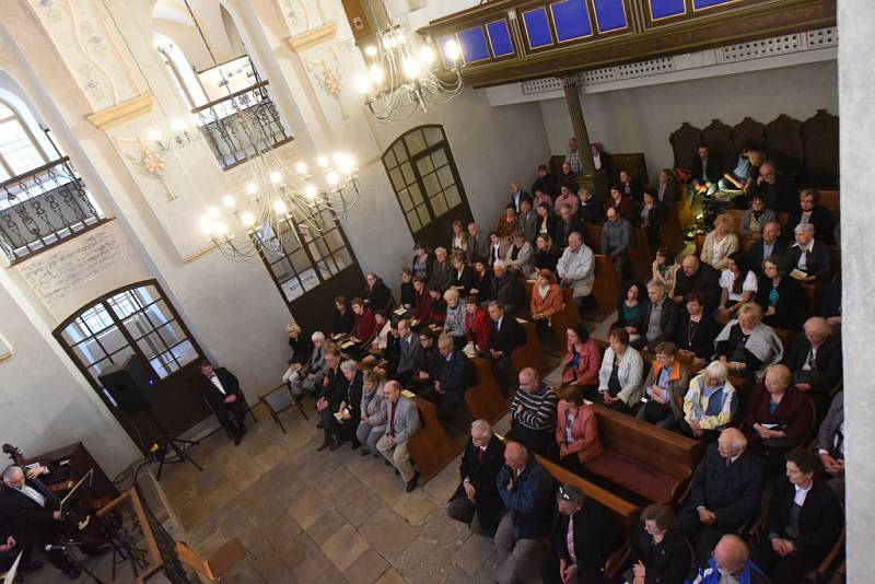 Tentokrát se v kolínské synagoze sešli členové a přátelé kolínského Kruhu přátel hudby na koncertu špičkového vokálně – instrumentálního souboru Linha Singers.