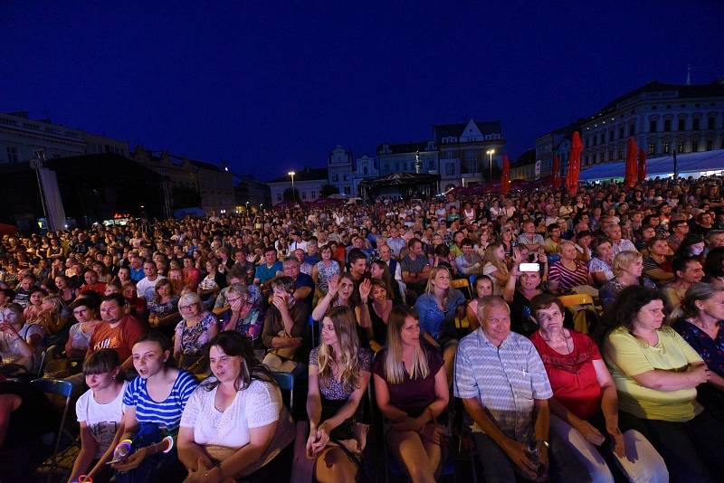 Spojené orchestry, Tomáš Klus, Hana Holišová a dechovkový metal nadchly první festivalový den davy fanoušků.