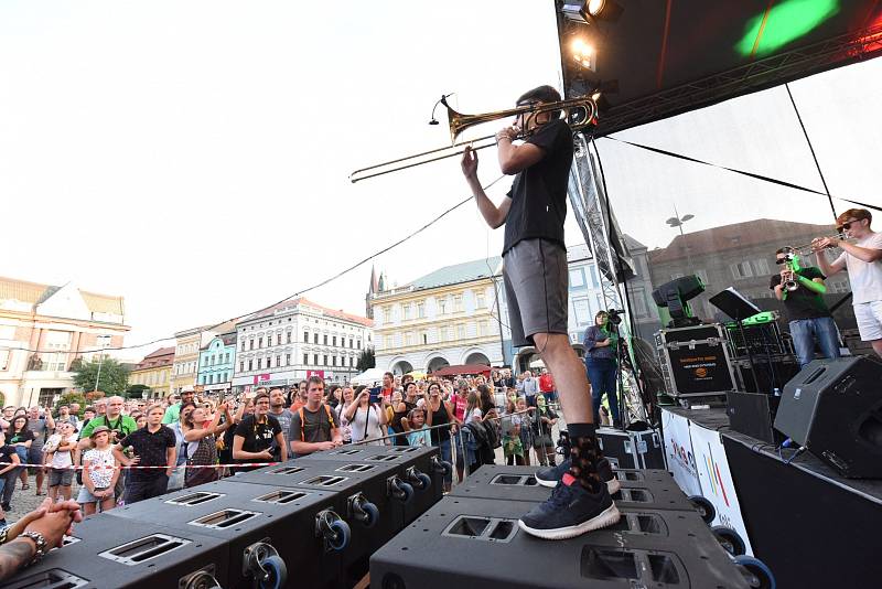 Kolínské kulturní léto: z koncertu Lazy Brass, Pokáče a Migu 21 na Karlově náměstí v Kolíně.