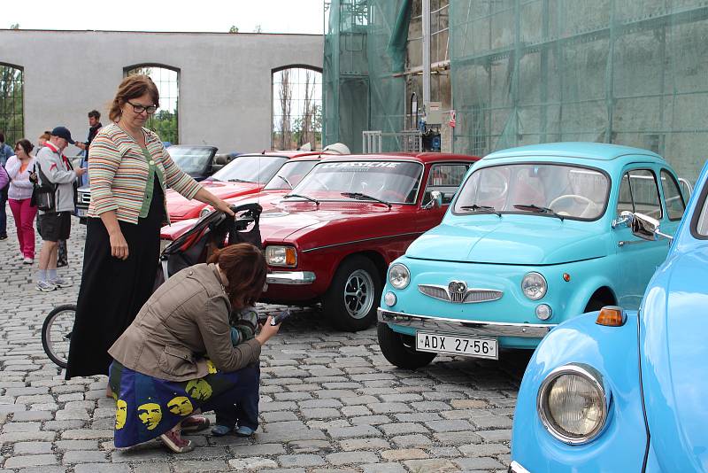 Majitelé auto a moto veteránů soutěžili v Kolínské plaketové jízdě