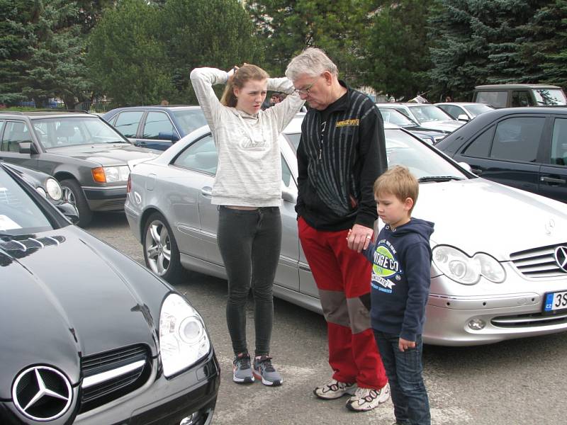 Setkání příznivců značky Mercedes Benz v areálu Vodního světa Kolín