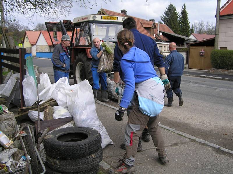 Dobrovolníci v sobotu uklízeli například v okolí Polep.