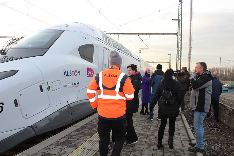 Vysokorychlostní francouzský vlak TGV na nádraží ve Velimi.