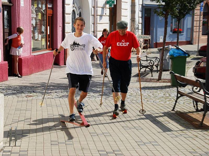 Recesistický závod na lyžích projel Českým Brodem