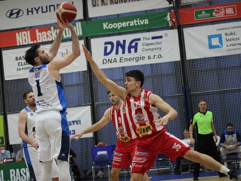 Z utkání 3. kola nadstavbové části BC Kolín - Pardubice (95:89).