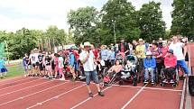 Z Her pro radost na atletickém stadionu v Kolíně.