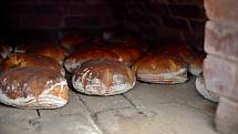 Z pečení chleba ve Štolmíři 13. srpna 2022.