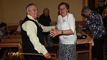 Pomlázka se třepetala i v rukou tancujících seniorů.