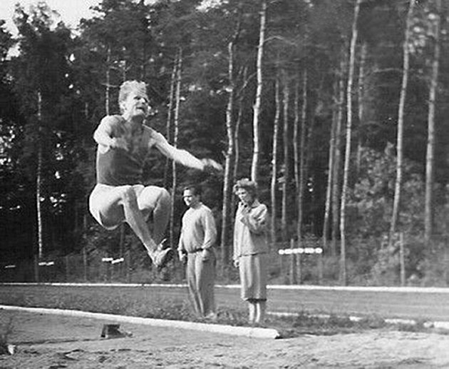 Josef Neček při skoku do dálky