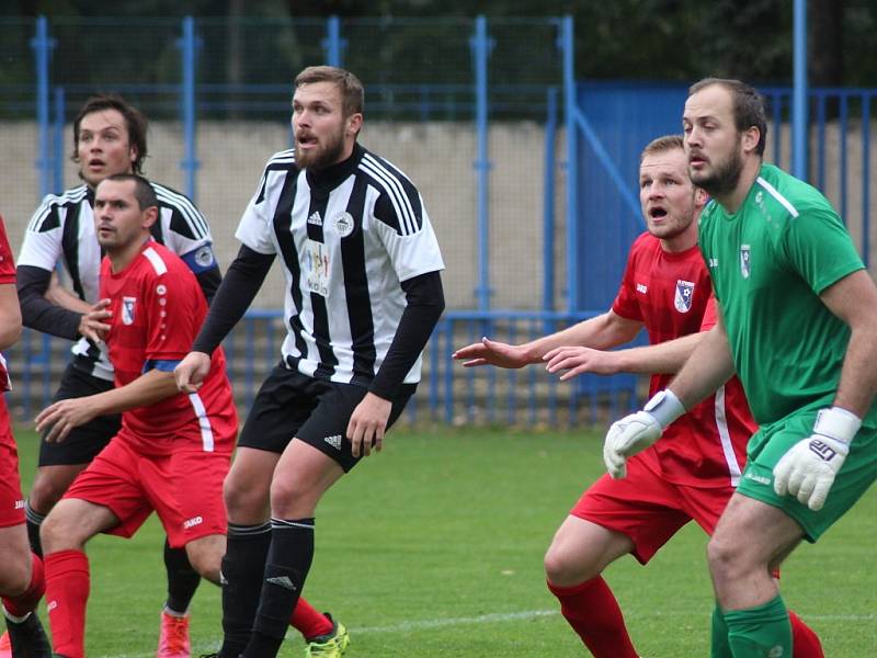 Jiří Sodoma, fotbalista Kolína (v černobílém s číslem 11)