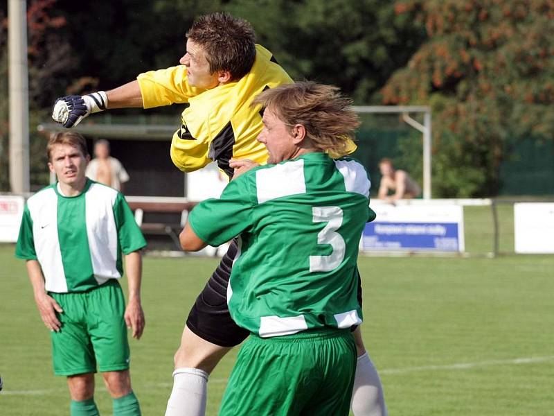 Z okresního fotbalového derby I.A třídy Červené Pečky - Zásmuky (1:0)