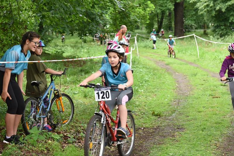 Poslední sportovní den v Kolíně ukončila cyklistika, basketbal i házená.