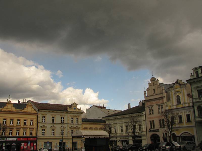 Aprílové počasí v ulicích Kolína. Chce to sluneční brýle, ale zároveň i šálu a rukavice.