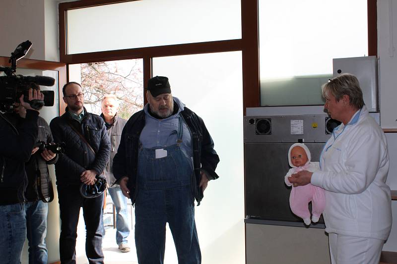 V Kolíně začal sloužit nový, moderní babybox.