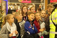 Děti ze 3. základní školy z Kolína společně procházely obchodní centrum Futurum a dohlížely na bezpečnost a prevenci při předvánočních krádežích.