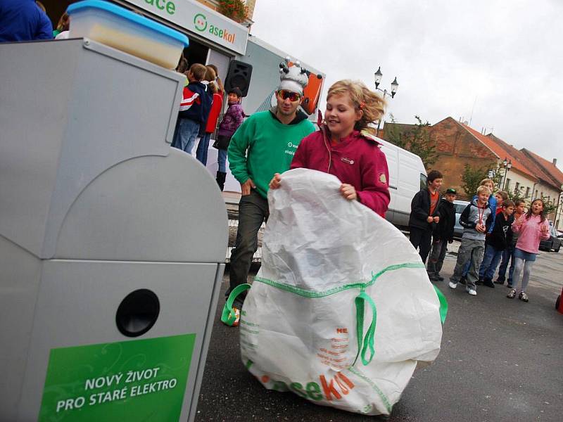 Interaktivní návěs Svět recyklace zastavil v Českém Brodě