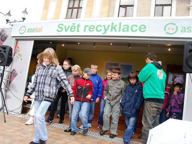 Interaktivní návěs Svět recyklace zastavil v Českém Brodě